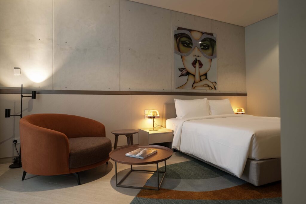 Sesaya Poshtel double room with round accent chair and coffee table